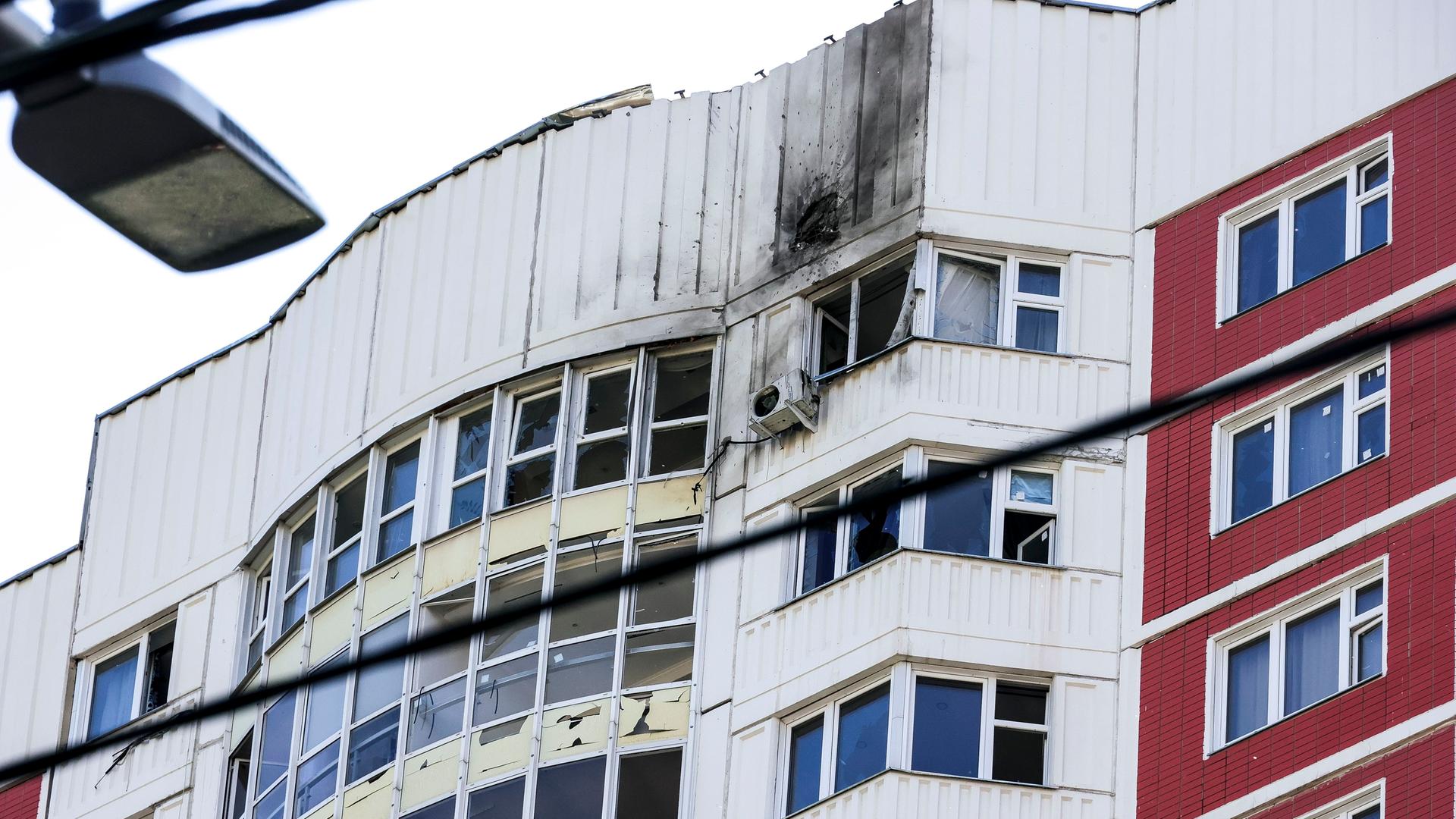 Moskau: Ein Wohnhaus, das Berichten zufolge durch eine ukrainische Drohne beschädigt wurde. Moskau: Ein Wohnhaus, das Berichten zufolge durch eine ukrainische Drohne beschädigt wurde.