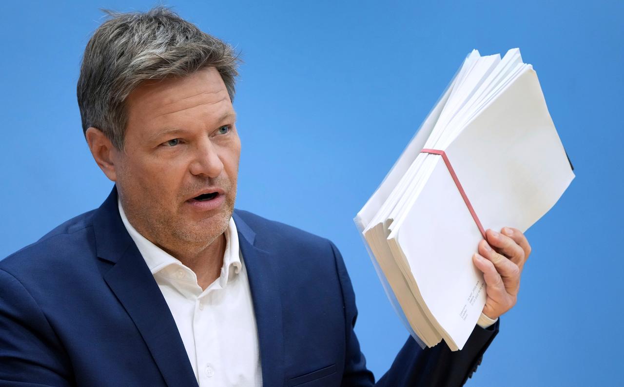 Wirtschafts- und Klimaminister Robert Habeck am 6. April 2022 bei der Vorstellung des sogenannten "Osterpakets" der Bundesregierung. Wirtschafts- und Klimaminister Robert Habeck am 6. April 2022 bei der Vorstellung des sogenannten "Osterpakets" der Bundesregierung.