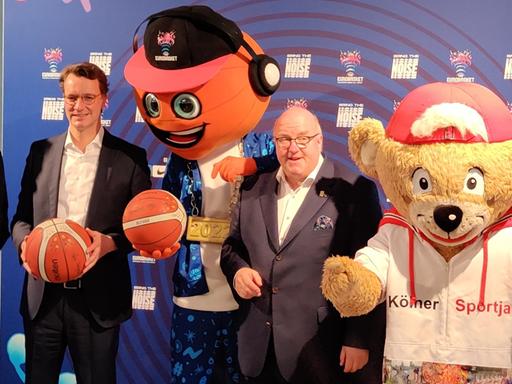 Pressekonferenz zur Basketball-EM 2022 - v.l.n.r.: NRW-Ministerpräsident Hendrik Wüst, EM-Maskottchen Bounce, DBB-Präsident Ingo Weiß, Kölner-Sportjahr-Maskottchen TropS, Basketball-Bundestrainer Gordon Herbert