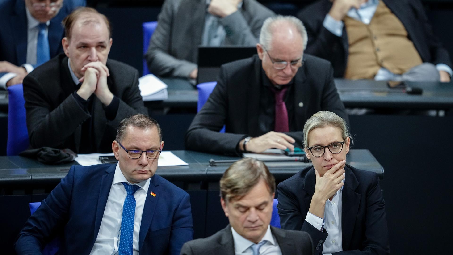 Tino Chrupalla (vorne l), AfD-Bundesvorsitzender und Fraktionsvorsitzender der AfD, und Alice Weidel, Fraktionsvorsitzende der AfD, nehmen hinter Bernd Baumann (M, AfD) an der Sitzung des Bundestags. Thema ist die 2./3. Lesung des Chancen-Aufenthaltsrechts und die Beschleunigung von Asylverfahren. Tino Chrupalla (vorne l), AfD-Bundesvorsitzender und Fraktionsvorsitzender der AfD, und Alice Weidel, Fraktionsvorsitzende der AfD, nehmen hinter Bernd Baumann (M, AfD) an der Sitzung des Bundestags. Thema ist die 2./3. Lesung des Chancen-Aufenthaltsrechts und die Beschleunigung von Asylverfahren.