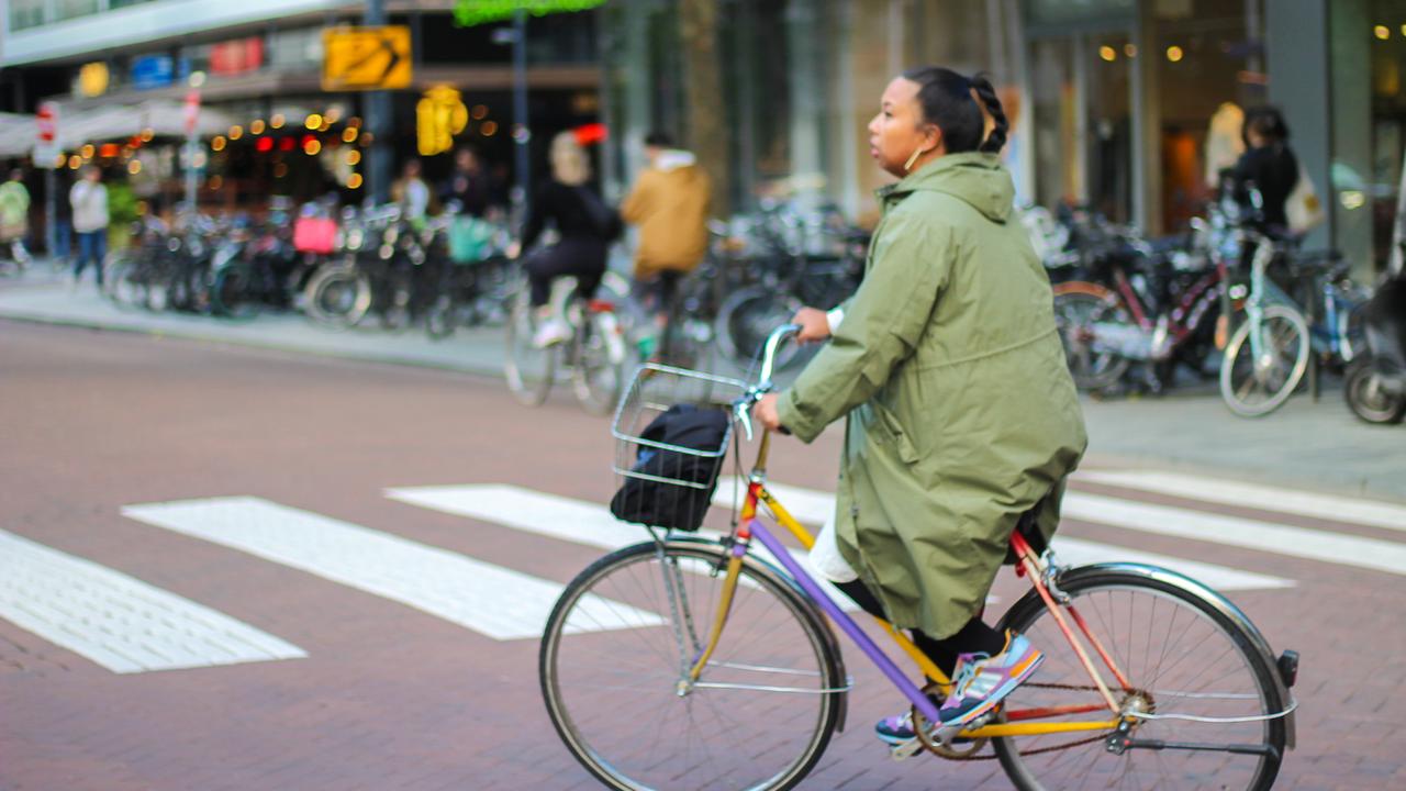 Eine Radfahrerin biegt auf einer autofreien Straße in Rotterdam nach links ab