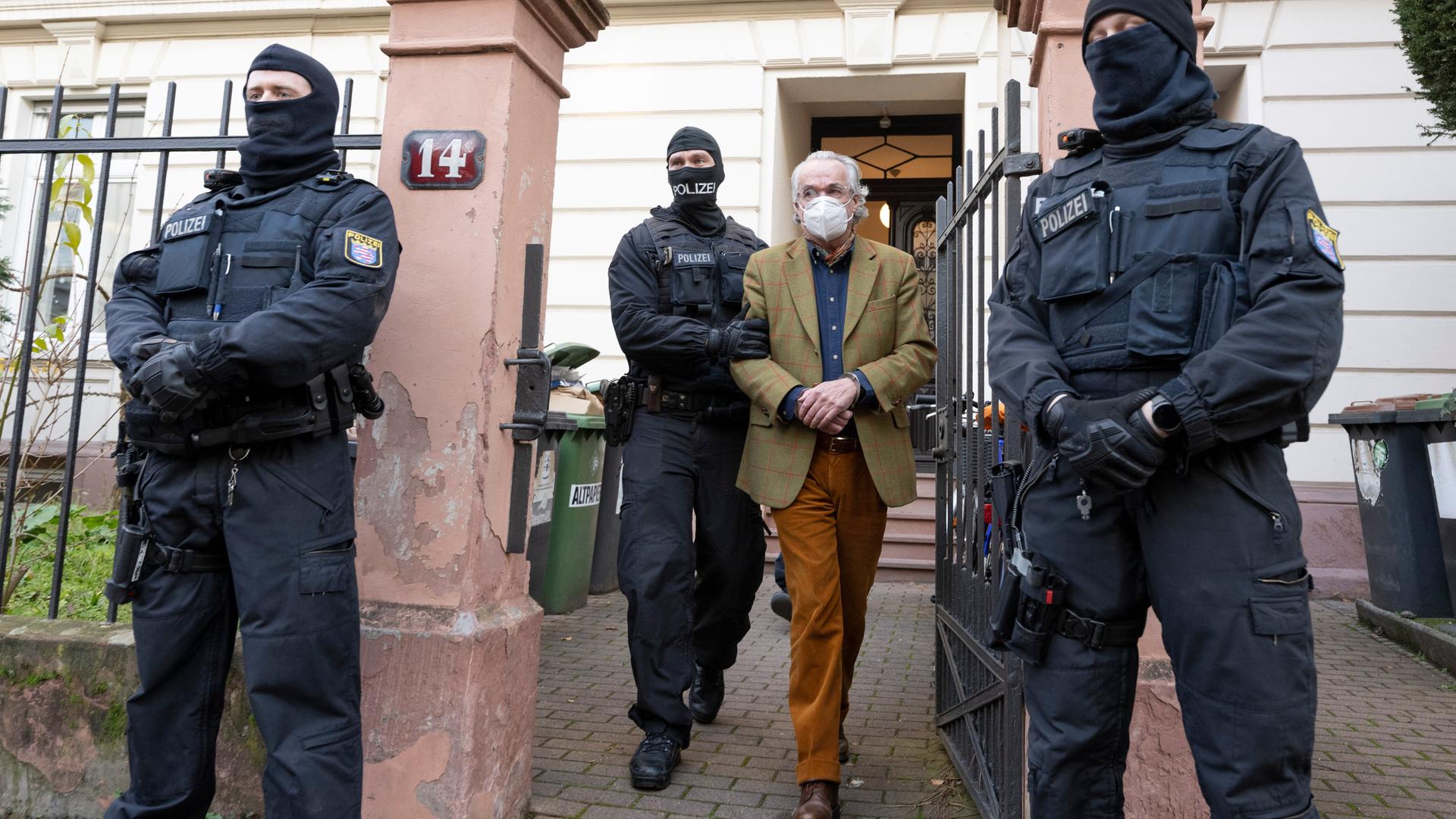 Bei einer Razzia gegen sogenannte "Reichsbürger» führen vermummte Polizisten nach der Durchsuchung eines Hauses Prinz Reuß zu einem Polizeifahrzeug. Die Bundesanwaltschaft hat mehrere Menschen aus der sogenannten Reichsbürgerszene im Zuge einer Razzia festnehmen lassen. Bei einer Razzia gegen sogenannte "Reichsbürger» führen vermummte Polizisten nach der Durchsuchung eines Hauses Prinz Reuß zu einem Polizeifahrzeug. Die Bundesanwaltschaft hat mehrere Menschen aus der sogenannten Reichsbürgerszene im Zuge einer Razzia festnehmen lassen.