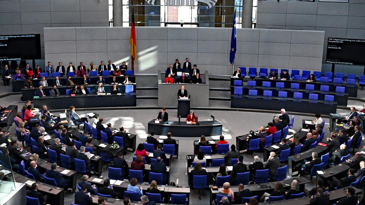 Bundeskanzler Olaf Scholz (SPD) gibt im Deutschen Bundestag eine Regierungserklärung ab