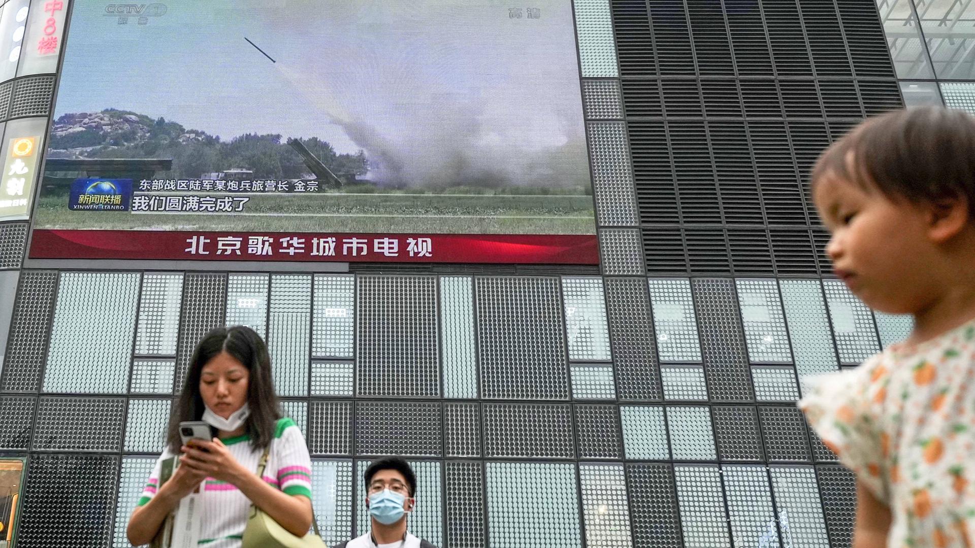 Ein Bildschirm in Peking zeigt Aufnahmen einer Militärübung Chinas vor Taiwan am 4. August 2022 Ein Bildschirm in Peking zeigt Aufnahmen einer Militärübung Chinas vor Taiwan am 4. August 2022