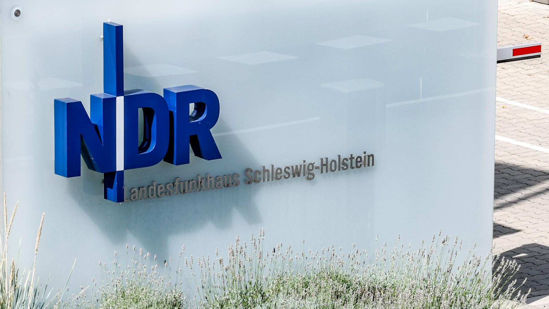 Das Logo des NDR am Landesfunkhaus Schleswig-Holstein in Kiel Das Logo des NDR am Landesfunkhaus Schleswig-Holstein in Kiel