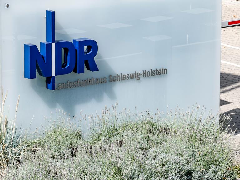 Das Logo des NDR am Landesfunkhaus Schleswig-Holstein in Kiel