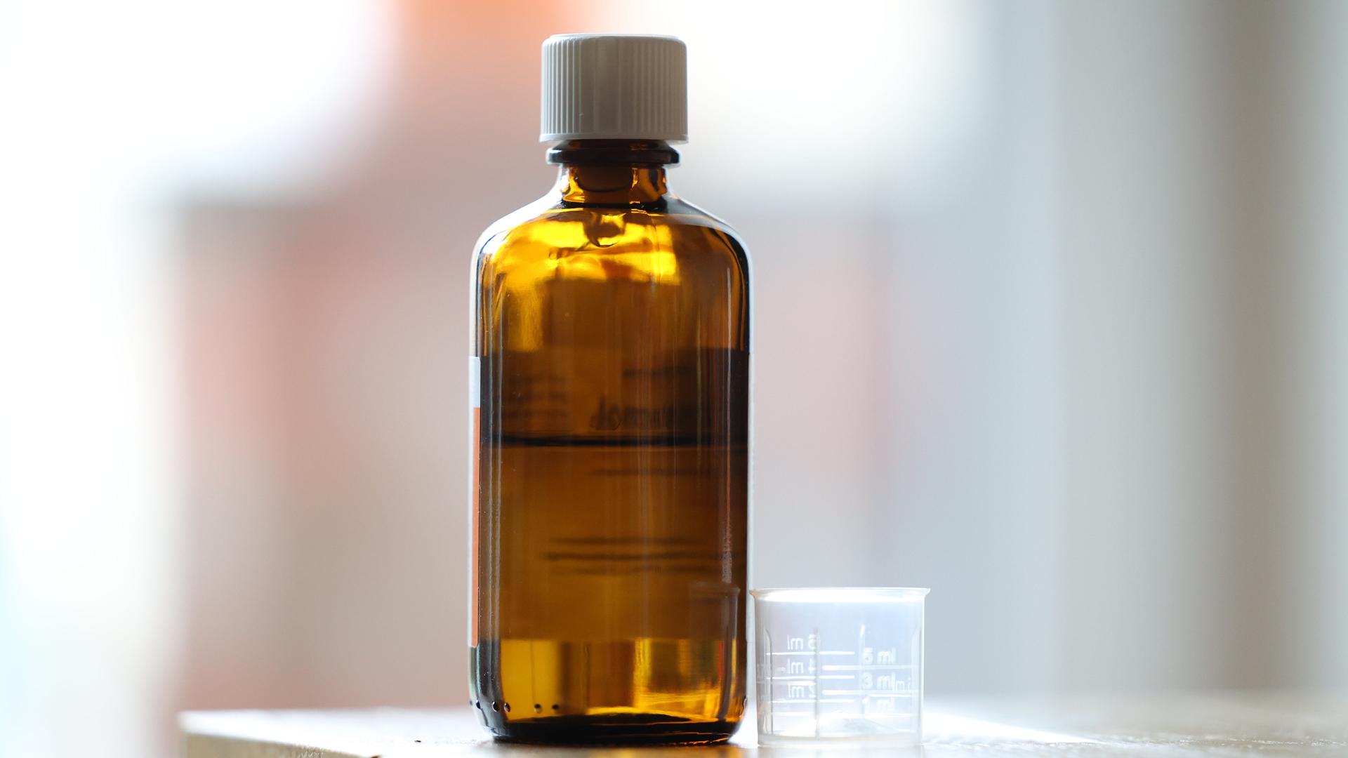 Blick auf den Fiebersaft mit dem Wirkstoff Paracetamol. Blick auf den Fiebersaft mit dem Wirkstoff Paracetamol.