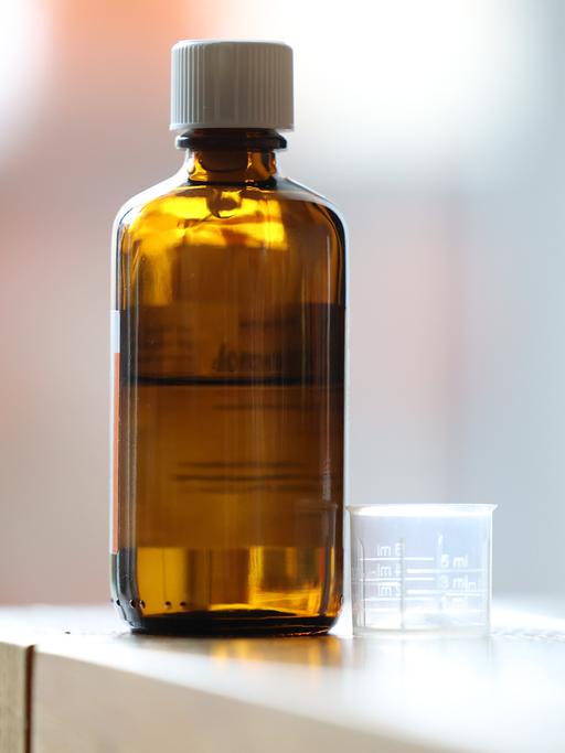 Blick auf den Fiebersaft mit dem Wirkstoff Paracetamol. 