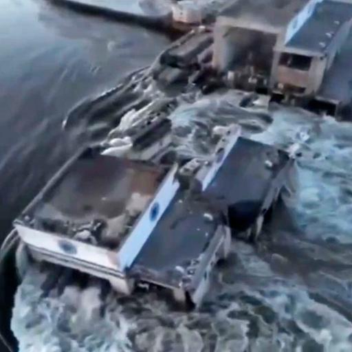 Ukraine, Kachowka: Dieses vom ukrainischen Präsidialamt über AP veröffentlichte Videostandbild zeigt Wasser, das durch einen Durchbruch im Kachowka-Staudamm fließt. Im von Russland besetzten Teil der südukrainischen Region Cherson ist nach Angaben der Kriegsparteien ein wichtiger Staudamm nahe der Front schwer beschädigt worden.