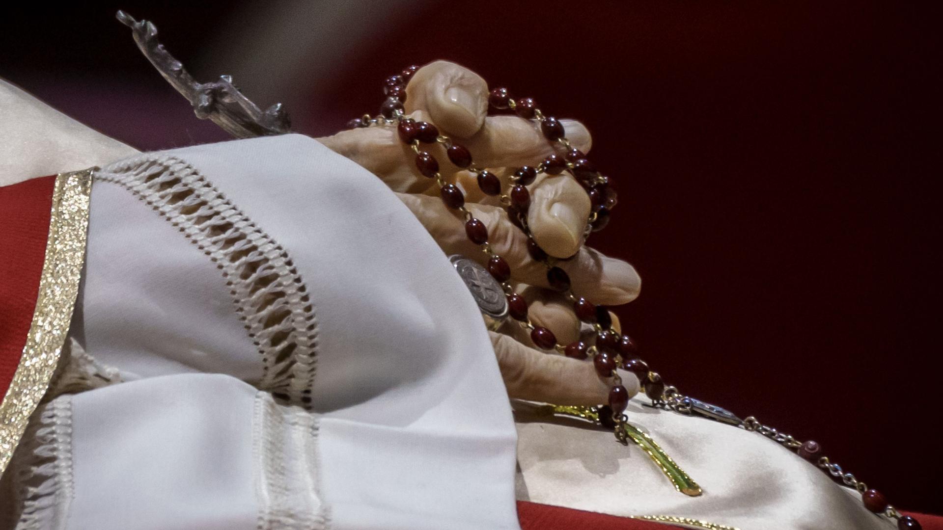 Die Hände des verstorbenen Papst Benedikt XVI. sind zum Gebet gefaltet. Sein Leichnam wurde im Petersdom aufgebahrt. Die Hände des verstorbenen Papst Benedikt XVI. sind zum Gebet gefaltet. Sein Leichnam wurde im Petersdom aufgebahrt.