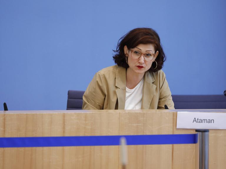 Ferda Ataman, Vorsitzende des Vereiens "Neue Deutsche Medienmacher*innen", am Pult der Bundespressekonferenz