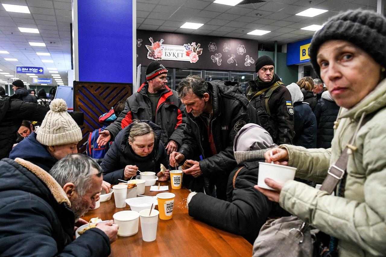 Flüchtlinge die aus der Ostukraine in Zaporizhzhia ankommen.