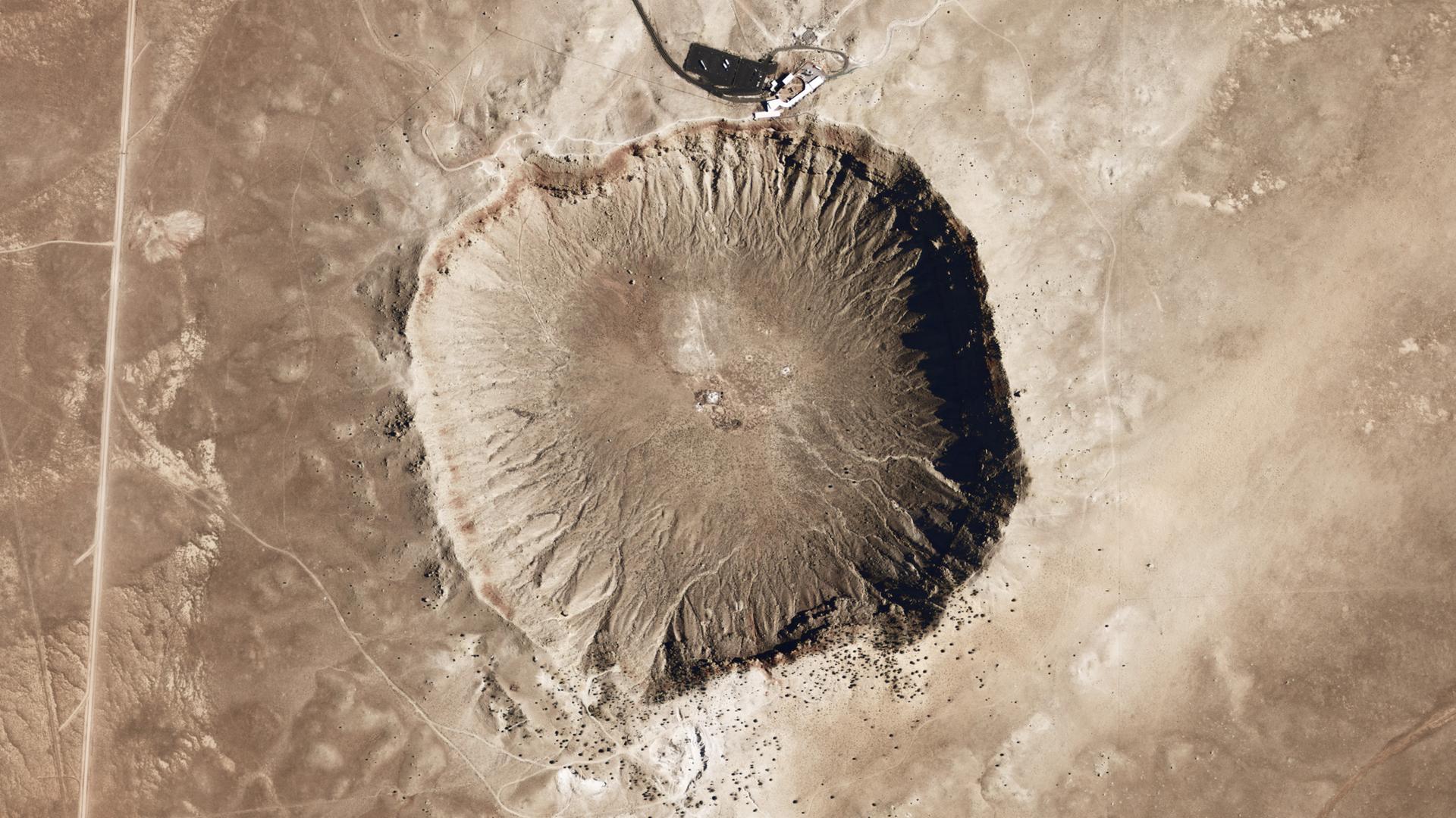 Der Meteorit von Kiel schlug nur ein kleines Loch in ein Dach und keinen kilometergroßen Krater wie es ihn in Arizona gibt. Der Meteorit von Kiel schlug nur ein kleines Loch in ein Dach und keinen kilometergroßen Krater wie es ihn in Arizona gibt.