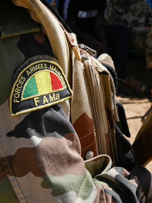 Zu sehen ist der Arm eines Soldaten mit einem Aufnäher der malischen Armee, der ein Gewehr hält