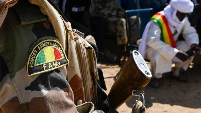 Zu sehen ist der Arm eines Soldaten mit einem Aufnäher der malischen Armee, der ein Gewehr hält