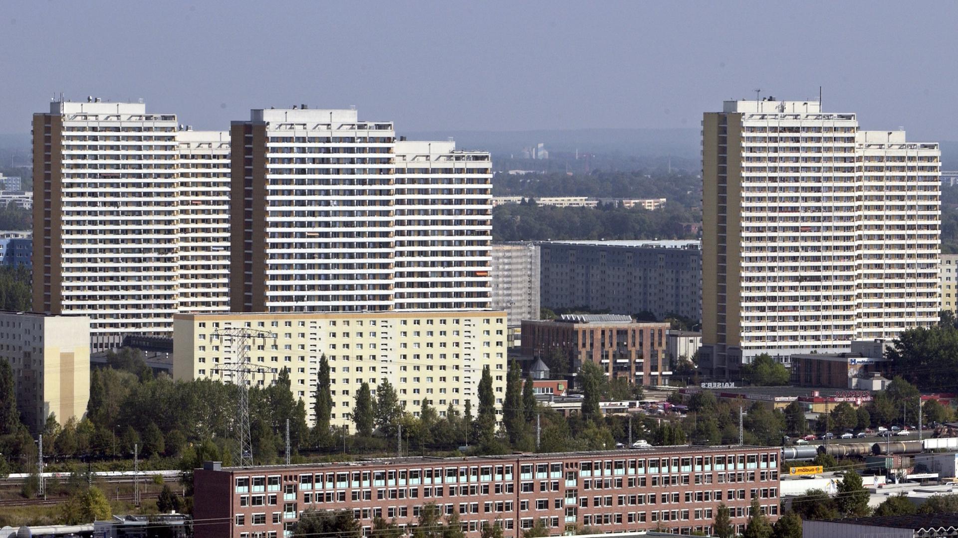 Blick auf Plattenbauten in Berlin Marzahn. Blick auf Plattenbauten in Berlin Marzahn.