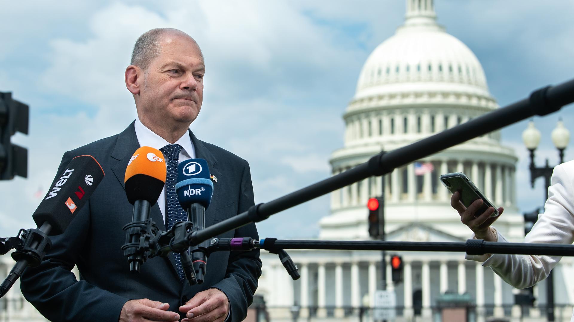 Olaf Scholz (SPD) spricht vor dem Kapitol mit Journalisten Olaf Scholz (SPD) spricht vor dem Kapitol mit Journalisten