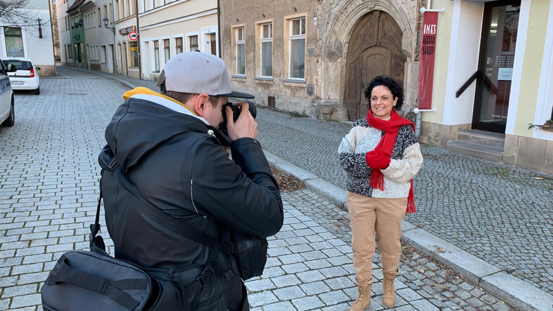 Der Fotograf Martin Neuhof portraitiert auf dem Marktplatz von Dippoldiswalde die Friseurin Ines Eckstein. Der Fotograf Martin Neuhof portraitiert auf dem Marktplatz von Dippoldiswalde die Friseurin Ines Eckstein.