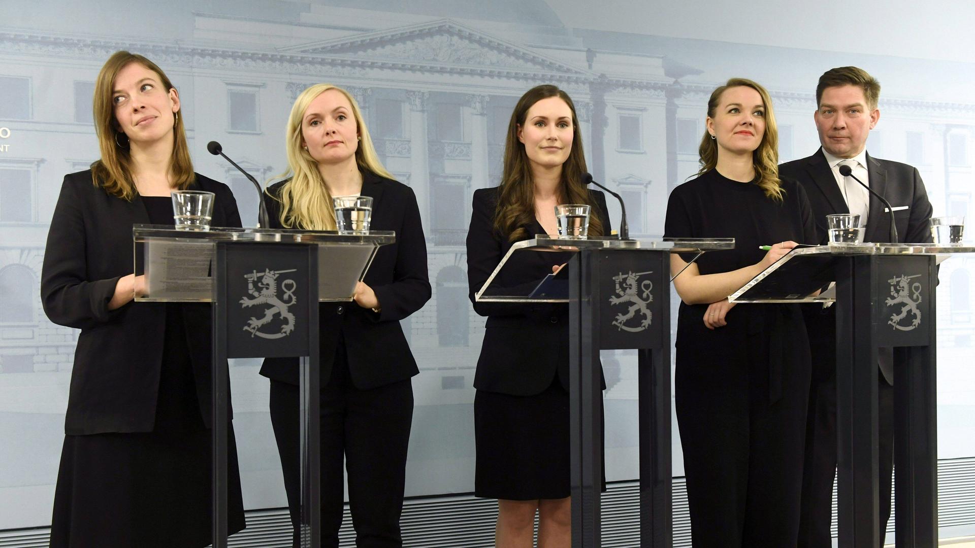 Vier Frauen und ein Mann stehen bei einer Pressekonferenz an Mikrofonen. Vier Frauen und ein Mann stehen bei einer Pressekonferenz an Mikrofonen.
