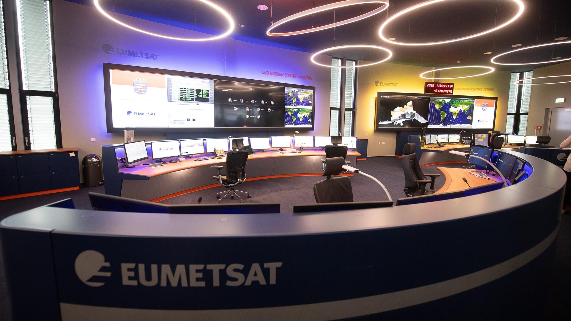 Längerfristige Wettervorhersagen sollen durch die neuen Satelliten genauer werden. Im Bild: Eumetsat-Kontrollraum für den niedrigen Orbit. Die Eumentsat ist eine zwischenstaatliche Organisation und betreibt die Wettersatelliten.