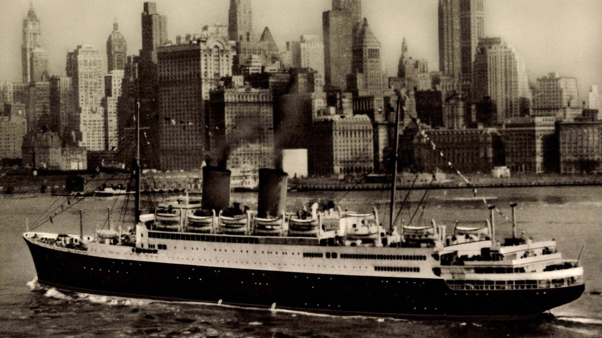 Historisches Schwarzweißfoto: Das Dampfschiff MS Berlin kreuzt vor der Silhouette New Yorks.