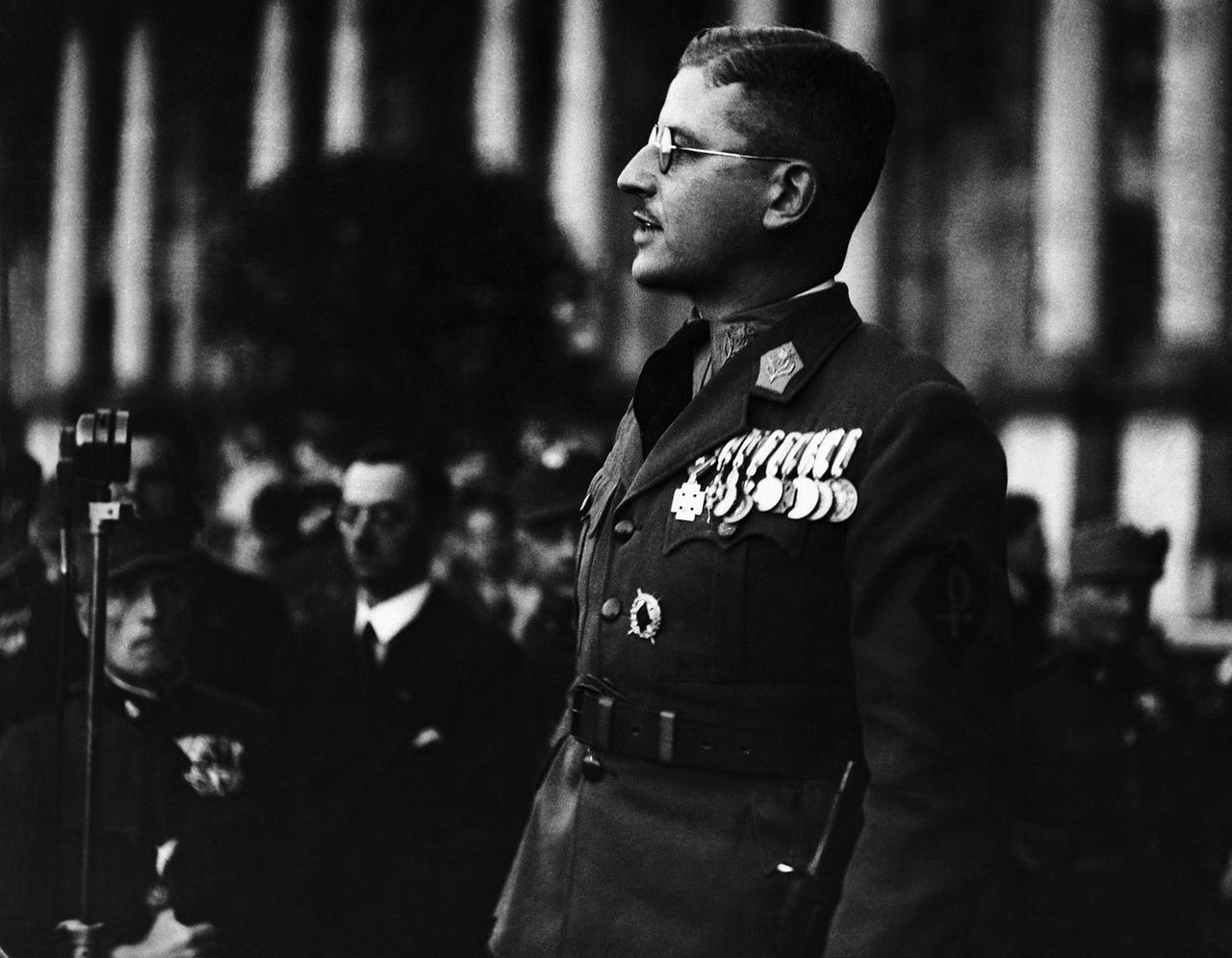 Undatiertes Bild des österreichischen Bundeskanzlers Kurt von Schuschnigg, aufgenommen an einem unbekannten Ort in den 1930er Jahren. Undatiertes Bild des österreichischen Bundeskanzlers Kurt von Schuschnigg, aufgenommen an einem unbekannten Ort in den 1930er Jahren.