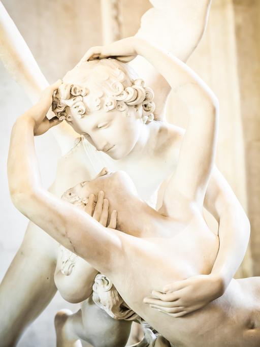 Antonio Canovas Statue "Amor und Psyche": Der geflügelte Amor beugt sich über die sterbliche Psyche und erweckt sie mit seinem Kuss.