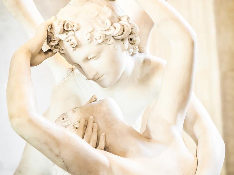 Antonio Canovas Statue "Amor und Psyche": Der geflügelte Amor beugt sich über die sterbliche Psyche und erweckt sie mit seinem Kuss.