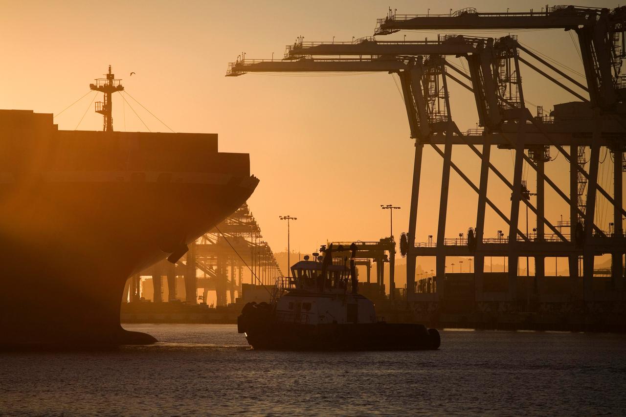 Schlepper und Containerschiff im Hafen von Oakland