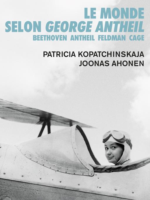 Ein Mann und eine Frau sitzen in einem Segelflugzeug alten Typs.