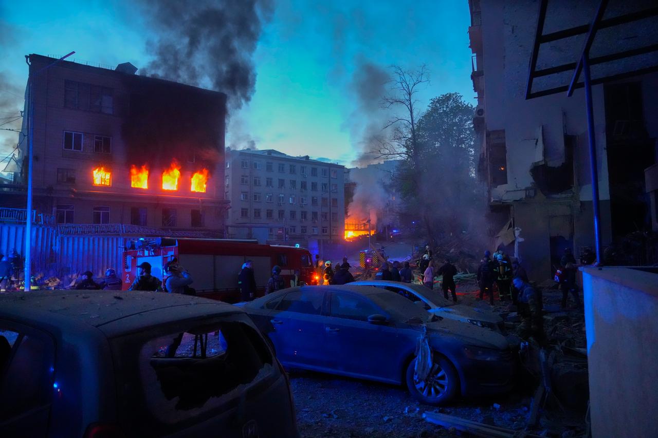 Feuerwehrleute löschen einen Brand nach einem russischen Raketenangriff in Kiew. Feuerwehrleute löschen einen Brand nach einem russischen Raketenangriff in Kiew.