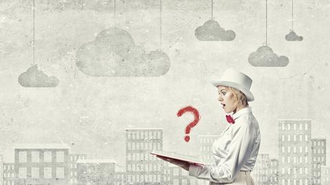 Illustration einer Frau, die auf ein Buch schaut. Vor ihr ein rotes Fragezeichen.