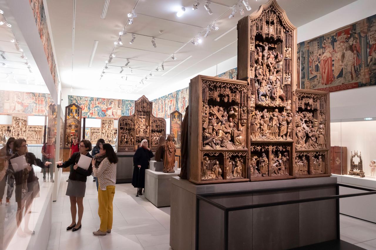 Besucher im Musée de Cluny betrachten Kunstwerke des Mittelalters. Besucher im Musée de Cluny betrachten Kunstwerke des Mittelalters.