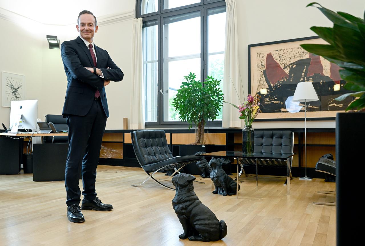 Volker Wissing (FDP), Bundesminister für Digitales und Verkehr, steht in seinem Büro im Bundesministerium für Digitales und Verkehr - mit Kunst an der Wand und Hunde-Skulpturen am Boden. Volker Wissing (FDP), Bundesminister für Digitales und Verkehr, steht in seinem Büro im Bundesministerium für Digitales und Verkehr - mit Kunst an der Wand und Hunde-Skulpturen am Boden.