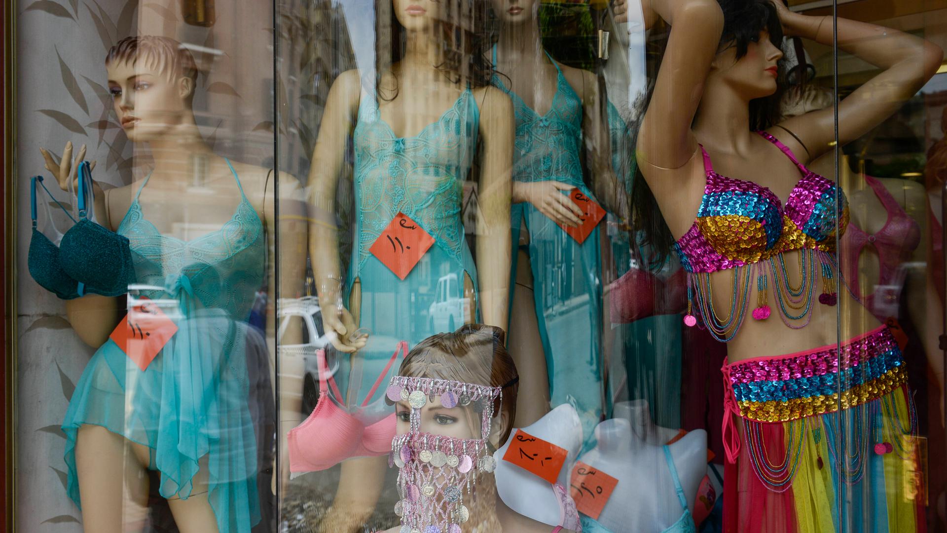 Schaufensterpuppen in einem Lingerie-Geschäft nahe des Tahir-Platzes in Kairo/Ägypten. Schaufensterpuppen in einem Lingerie-Geschäft nahe des Tahir-Platzes in Kairo/Ägypten.