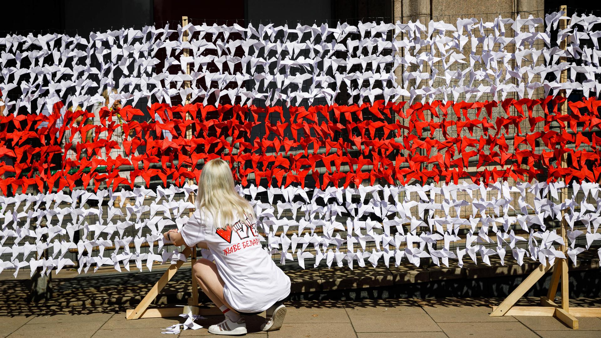 Solidarität mit Belarus zum zweiten Jahrestag der Proteste: eine Installation aus vielen Papierkranichen in Warschau.