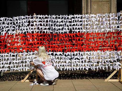 Solidarität mit Belarus zum zweiten Jahrestag der Proteste: eine Installation aus vielen Papierkranichen in Warschau.