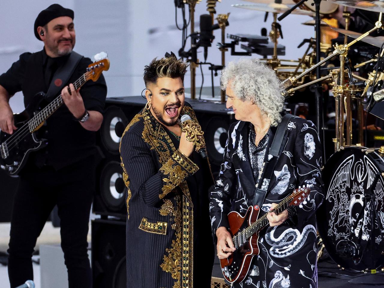 Adam Lambert mit Queen-Gitarrist Brian May auf der Bühne, um Queen Elisabeth II zu ehren.