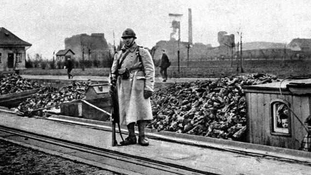 Ein Soldat am Bahnhof während der Ruhrbesetzung