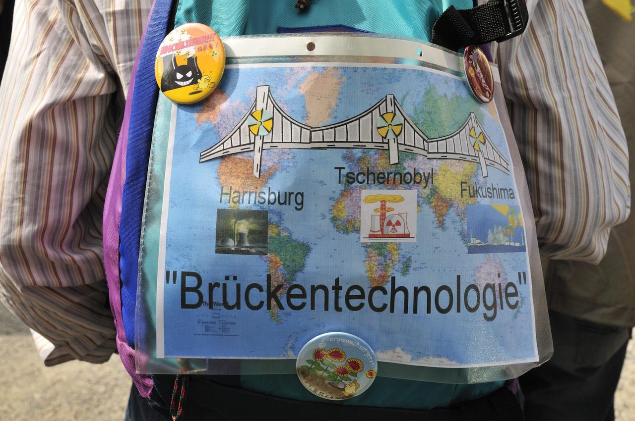 Plakat, auf dem "Brückentechnologie" steht udn darunter auf Atomunfälle wie in Fukushima verwiesen wird Plakat, auf dem "Brückentechnologie" steht udn darunter auf Atomunfälle wie in Fukushima verwiesen wird