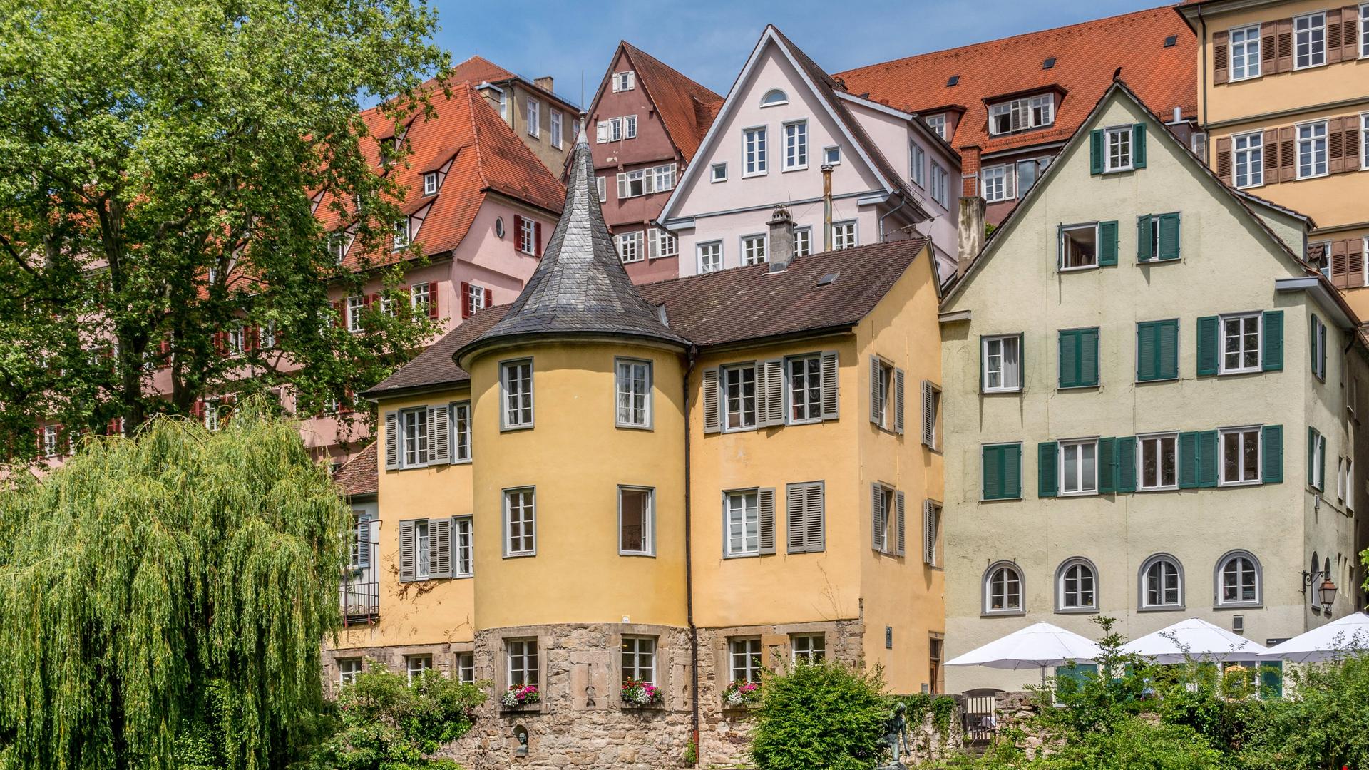 Altstadthäuser am Neckar mit Hölderlinturm in Tübingen. Altstadthäuser am Neckar mit Hölderlinturm in Tübingen.