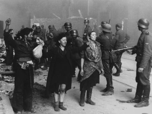 Polnische Juden werden während des Aufstandes im Warschauer Ghetto von Soldaten festgenommen.