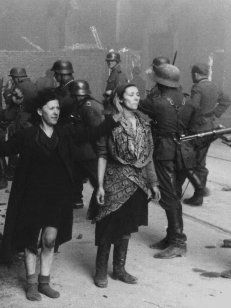 Polnische Juden werden während des Aufstandes im Warschauer Ghetto von Soldaten festgenommen.