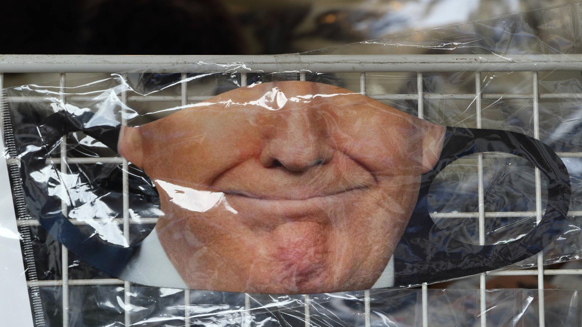 Atemschutzmaske mit dem Gesicht des ehemaligen US-Präsidenten Donald Trump