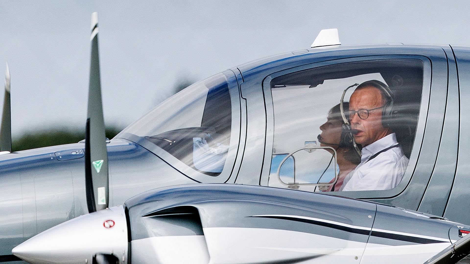 CDU-Chef Friedrich Merz und seine Frau Charlotte sitzen im Cockpit ihres Privatfliegers. CDU-Chef Friedrich Merz und seine Frau Charlotte sitzen im Cockpit ihres Privatfliegers.