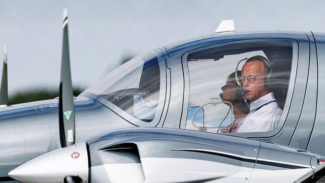 CDU-Chef Friedrich Merz und seine Frau Charlotte sitzen im Cockpit ihres Privatfliegers.