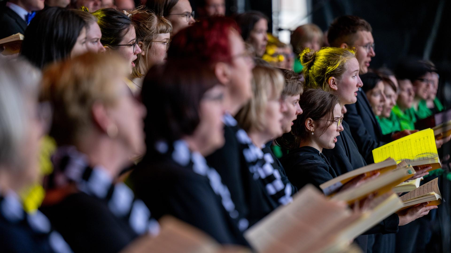 Sängerinnen und Sänger des Kammerchores Chemnitz, des Landesjugendchores Sachsen und der Singgemeinschaft Großenhain treten zum Abschluss des Deutschen Chorfests 2022 auf dem Markt in Leipzig auf. Sängerinnen und Sänger des Kammerchores Chemnitz, des Landesjugendchores Sachsen und der Singgemeinschaft Großenhain treten zum Abschluss des Deutschen Chorfests 2022 auf dem Markt in Leipzig auf.