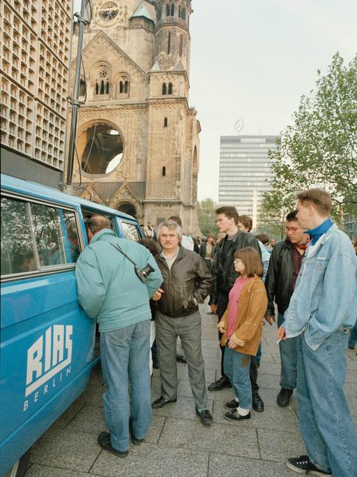 Rias-Funkwagen im Gedränge auf dem Breitscheidplatz.