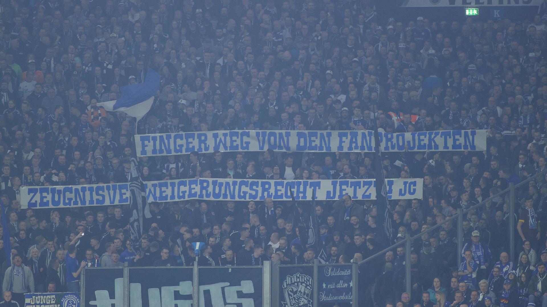 Fans von Schalke 04 fordern ein Zeugnisverweigerungsrecht für Fanprojekte. Fans von Schalke 04 fordern ein Zeugnisverweigerungsrecht für Fanprojekte.