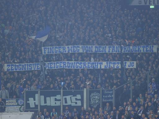 Fans von Schalke 04 fordern ein Zeugnisverweigerungsrecht für Fanprojekte.